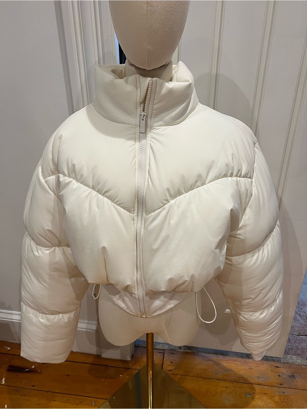 ALO Yoga Cropped Puffer Jacket - Cream